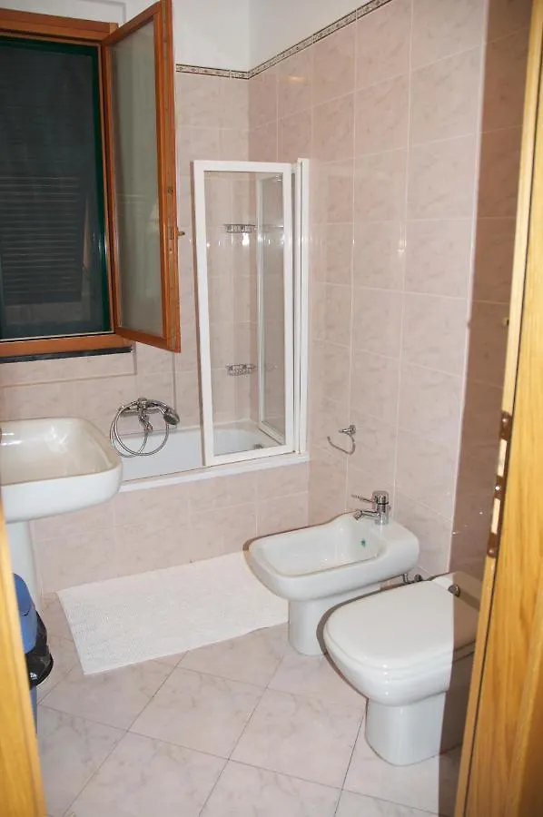 Guest house In Tracastello - Air Cond - Parking Not Included -
