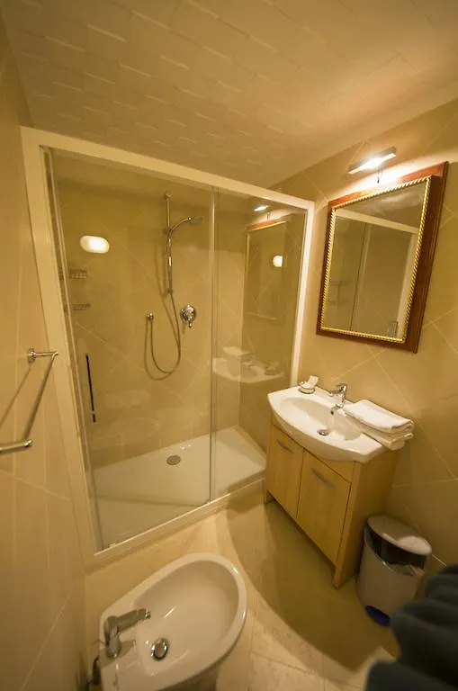 Guest house In Tracastello - Air Cond - Parking Not Included - Italy