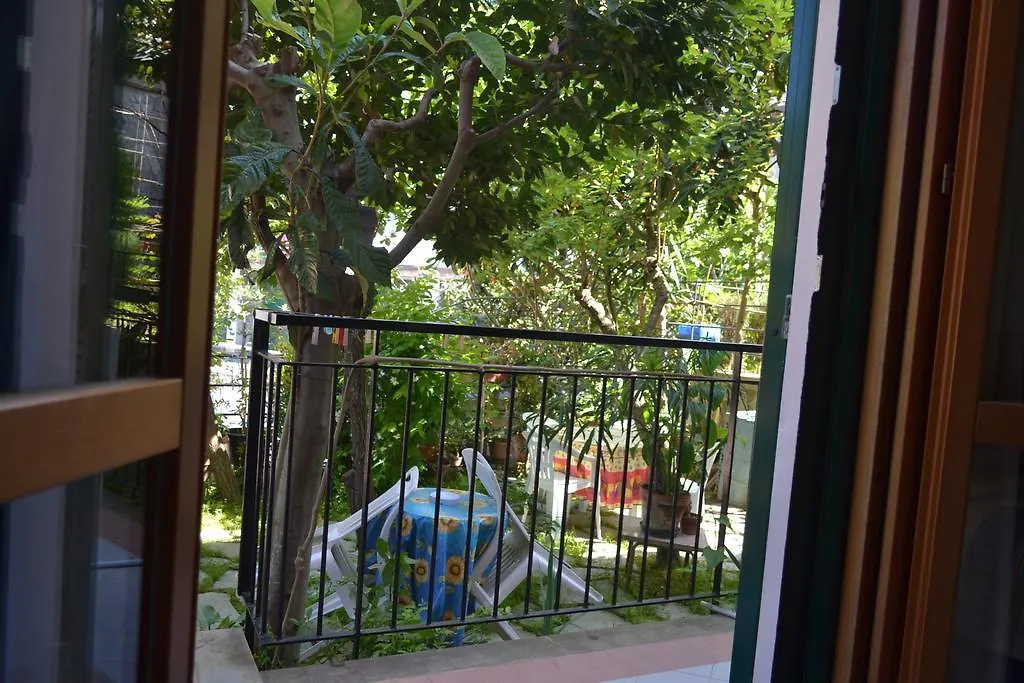 Guest house In Tracastello - Air Cond - Parking Not Included -