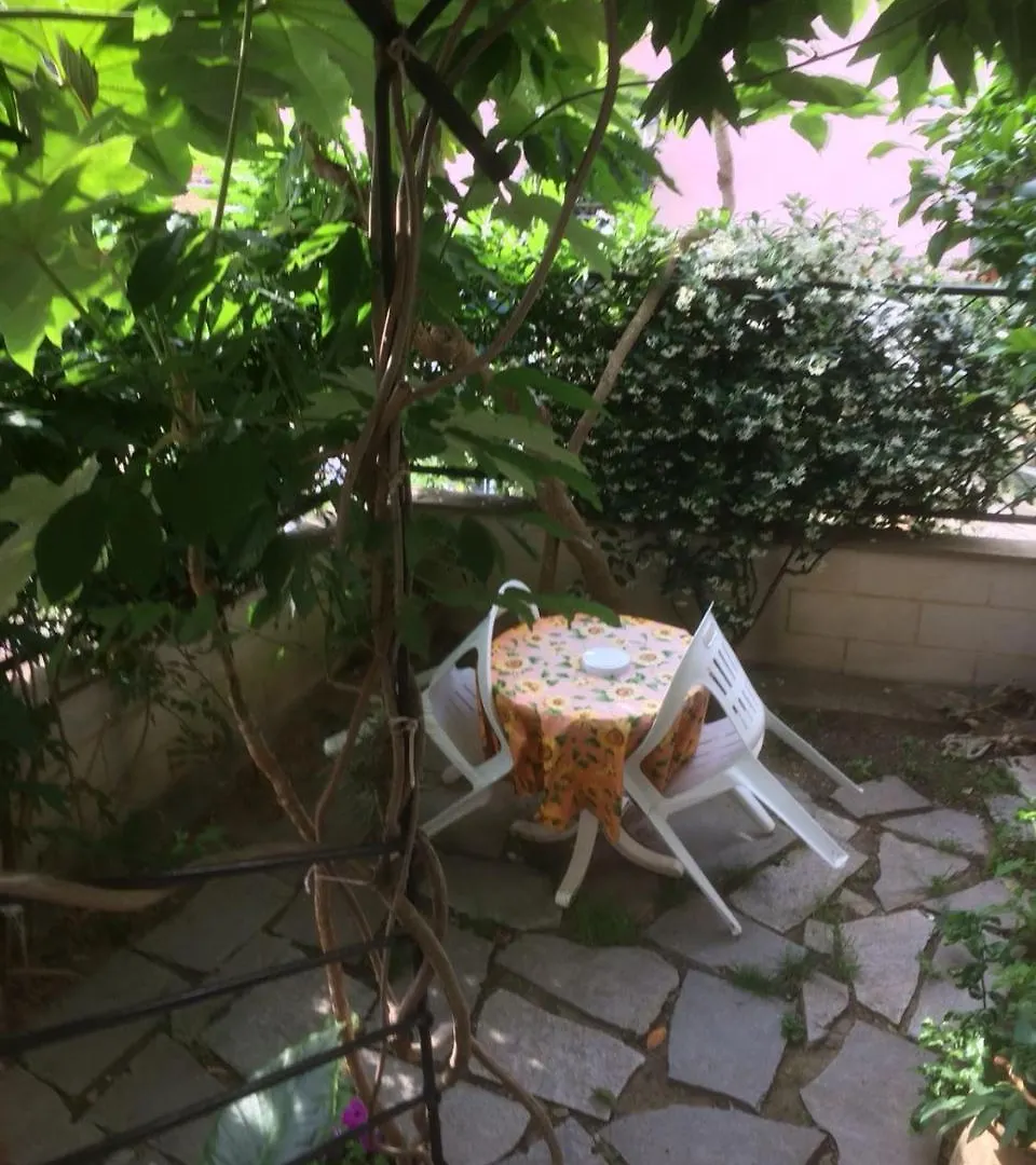 Guest house In Tracastello - Air Cond - Parking Not Included -